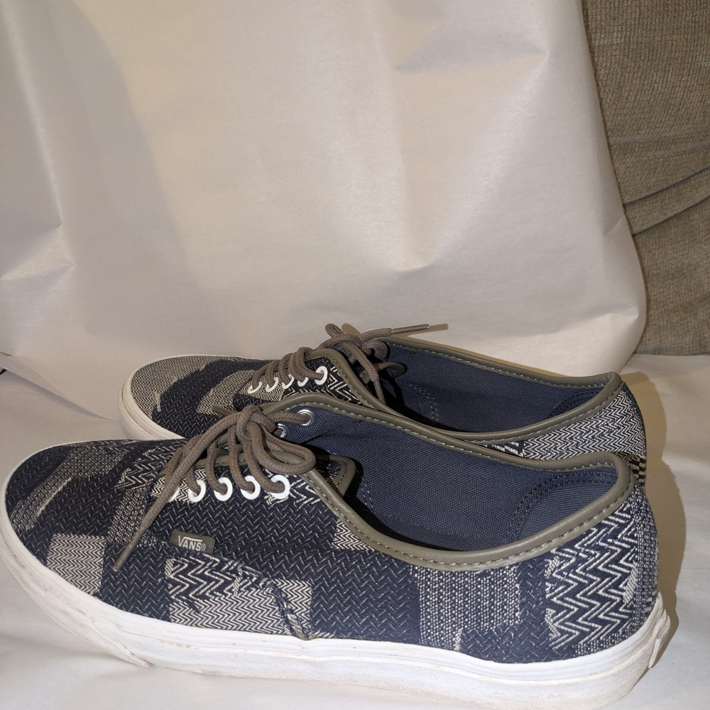 Vans Men's Black and Gray Patterned Sneakers